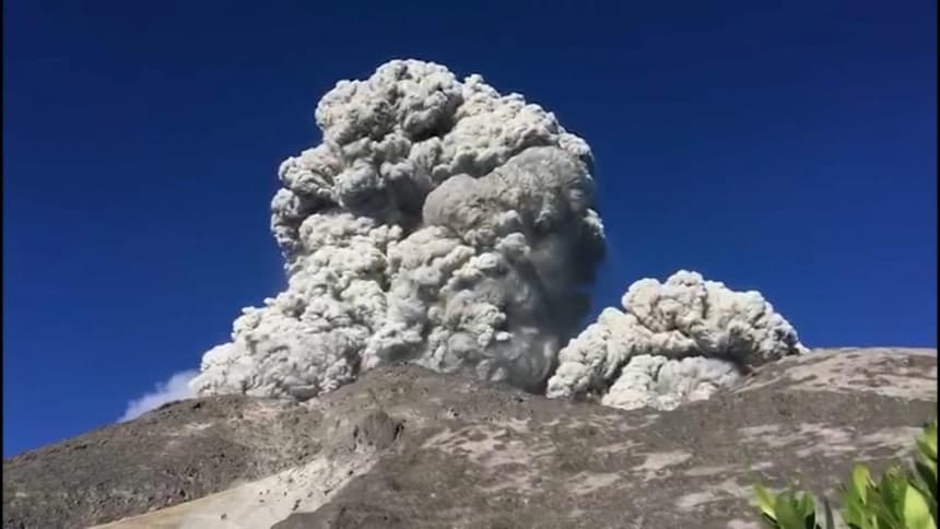 Russie : L'impressionnant nuage de cendres provoqué par l'éruption d'un  volcan