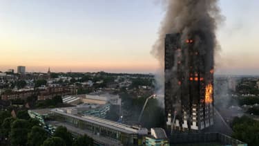 Un gigantesque incendie s'est déclaré dans la nuit du 13 au 14 juin 2017 dans une tour d'habitation du quartier de North Kensington, à Londres