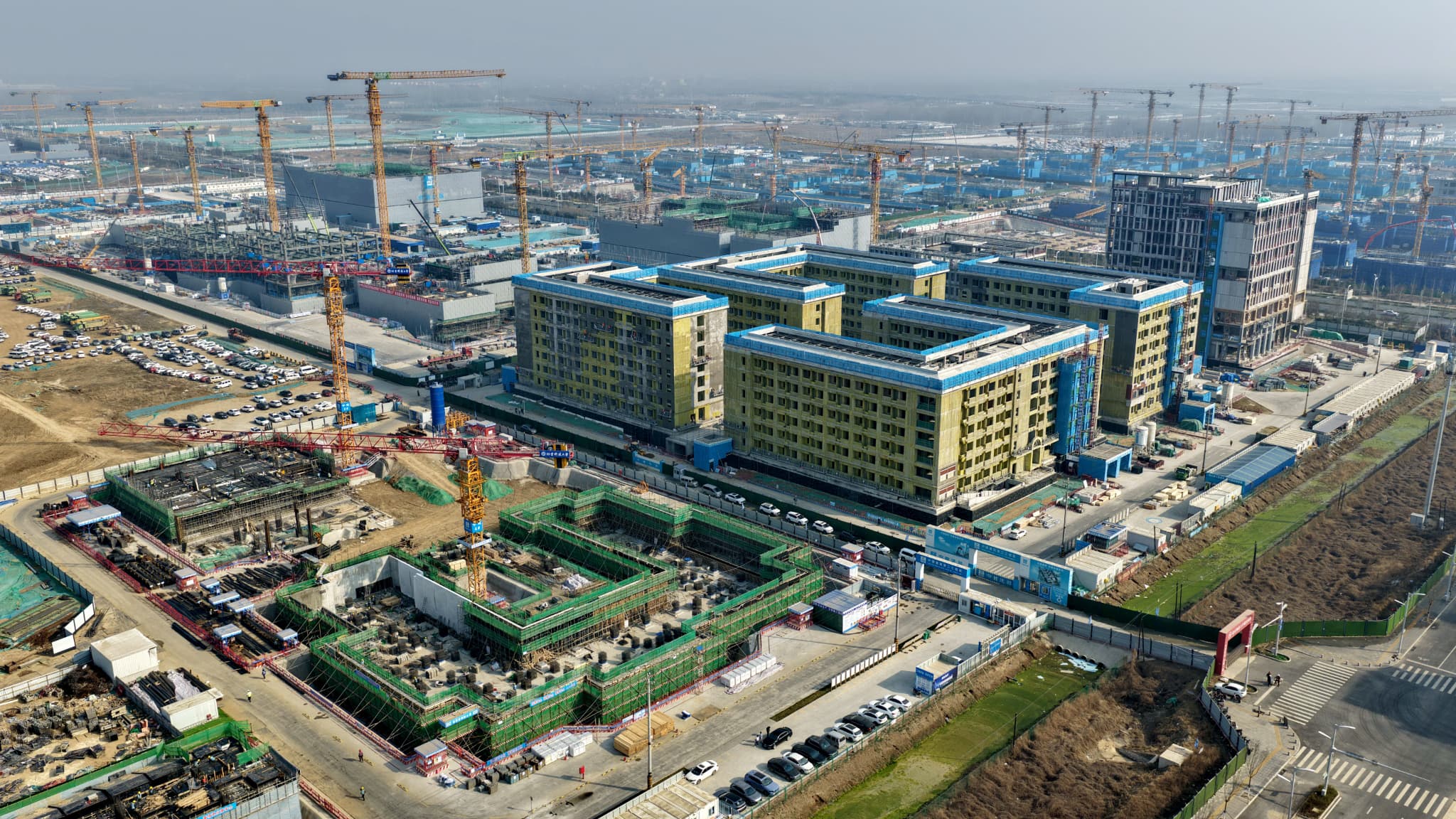 Μια αεροφωτογραφία που τραβήχτηκε με drone στις 25 Μαρτίου 2026 δείχνει μια σκηνή στο εργοτάξιο της πανεπιστημιούπολης Xiong'an του Πανεπιστημίου Επιστήμης και Τεχνολογίας του Πεκίνου στη Νέα Περιοχή Xiong'an, στην επαρχία Hebei της βόρειας Κίνας