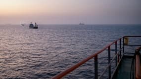 Des pétroliers et des navires de marchandises sont à l'ancre au large des côtes d'Oman après avoir été bloqués pendant plusieurs jours, la congestion du port de Sultan Qaboos les ayant empêchés d'accoster, le 23 juin 2026 à Mascate (Oman).