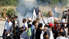 Trois personnes au moins ont été tuées et 28 autres blessées vendredi dans des affrontements avec les forces de l'ordre autour de l'ambassade des Etats-Unis à Tunis par des manifestants dénonçant le film anti-islam "L'innocence des musulmans", selon la té