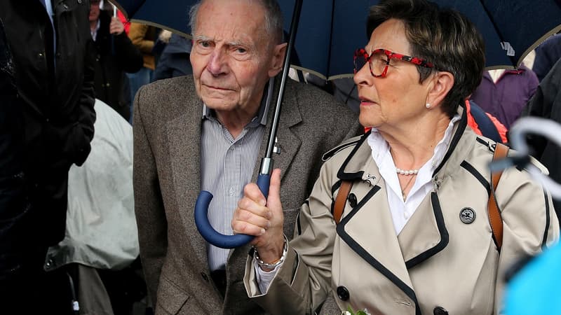 Les parents de Vincent Lambert, dimanche 19 mai, devant l'hôpital Sebastopol de Reims, où se trouve leur fils