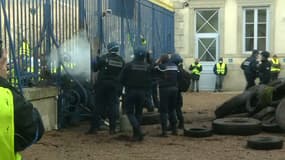 Une trentaine d'individus avait tenté de pénétrer dans la préfecture du Puy-en-Velay.