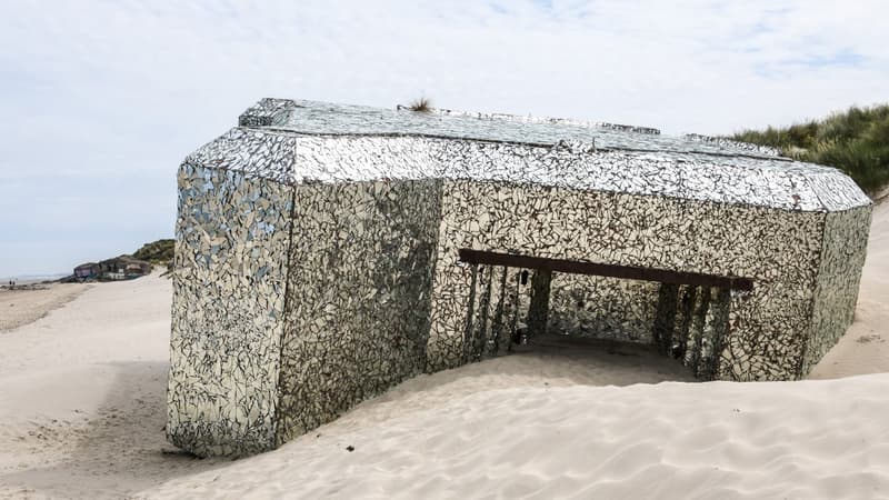 Le blockhaus miroir de l'artiste Anonyme, sur la plage de Leffrinckoucke (Nord)