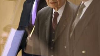 Le président-fondateur des laboratoires Servier, Jacques Servier (au centre), a été entendu par un juge mercredi dans l'enquête sur Mediator, qui aurait fait de 500 à 2.000 morts de 1976 à 2009. Il pourrait être mis en examen pour "homicides et blessures