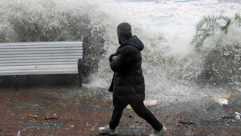 Des vagues massives ce lundi 27 novembre à Sotchi (Russie)
