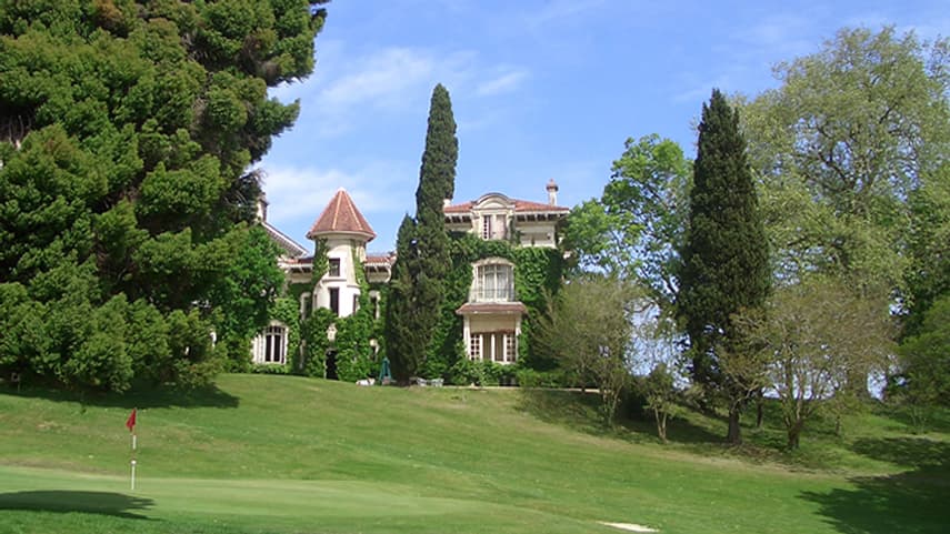 Vue de l'extérieur du château avec vue sur le golf. 
