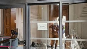 Le tribunal d'Aurillac (Cantal) vandalisé en marge d'une manifestation, le 26 août 2023.