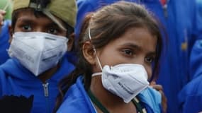 Des enfants portant un masque antipollution en Inde en novembre 2017.