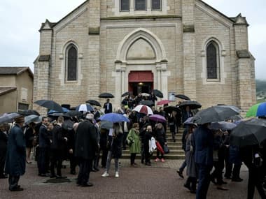Des personnes assistent aux funérailles de Bernard Pivot à Quincié-en-Beaujolais, le 14 mai 2024 dans le Rhône.