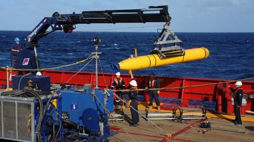 Le robot Bluefin-21, ici lors d'une opération le 1er avril 2014, va être déployé pour tenter de repérer l'épave du vol MH370.