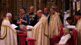 Le roi Charles III embrasse la Bible lors de son couronnement à l'abbaye de Westminster, à Londres, le 6 mai 2023. 