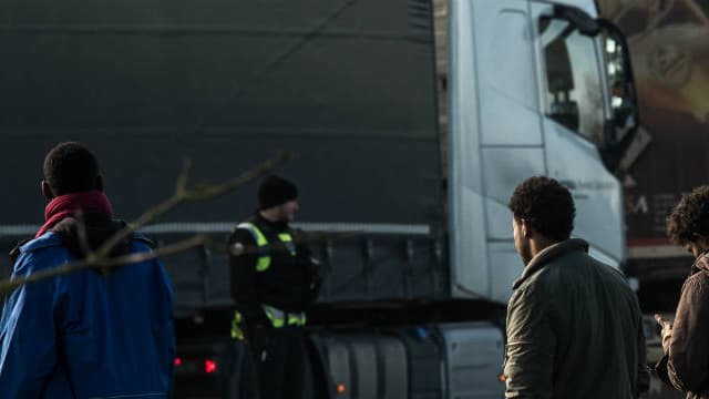 La gendarmerie face à plusieurs migrants sur l'A16 près de Calais, après qu'ils aient tenté de monter à bord de camions le 21 janvier 2016.