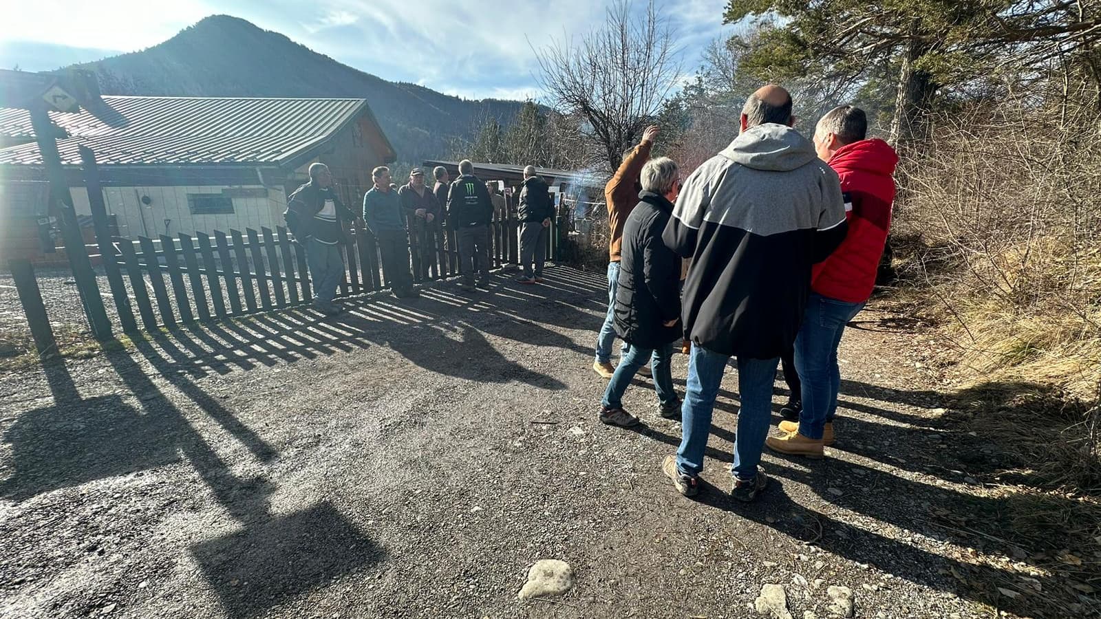 Les habitants de Selonnet et des villages du secteur partagent un repas en marge du rallye Monte-Carlo 2024.