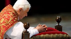 Les attaques contre Benoît XVI et contre l'Eglise à propos de scandales de pédophilie sont comparables à l'antisémitisme le plus honteux, a affirmé un prédicateur lors de la célébration du Vendredi Saint à laquelle assistait le pape à Rome. /Photo prise l