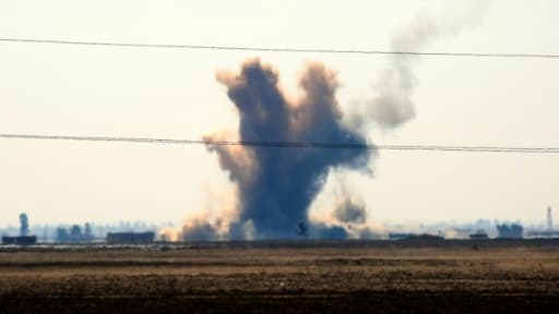 Une explosion provoquée par un tir de mortier de l'Armée syrienne libre, à proximité de Deir Ezzor, le 21 février 2017