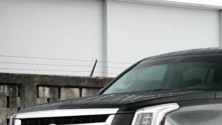 Le Cadillac Escalade est un SUV, dont le lancement commercial s'est fait en présence de Donald Trump. Le Cadillac Escalade est un SUV, dont le lancement commercial s'est fait en présence de Donald Trump.