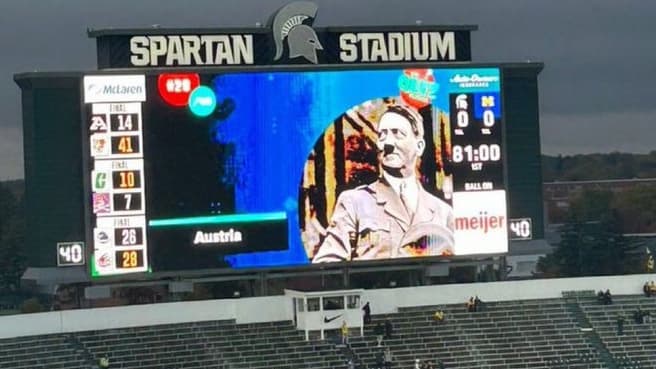 La photo d'Adolf Hitler a été diffusée dans un stade avant un match foot US universitaire