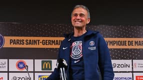 Luis Enrique tout sourire en conférence de presse avant un match du PSG contre l'OM, le 7 janvier 2026
