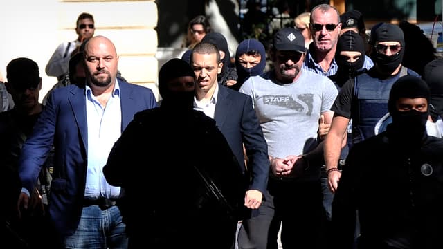 Les quatre députés d'Aube dorée escortés par la police, le 2 octobre.