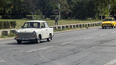 [Légende AFP via Google Traduction] De vieilles voitures Trabant de l'époque de l'Allemagne de l'Est se trouvent à Berlin, en Allemagne, le 20 août 2025. (Photo de Kristian Tuxen Ladegaard Berg/NurPhoto) 
