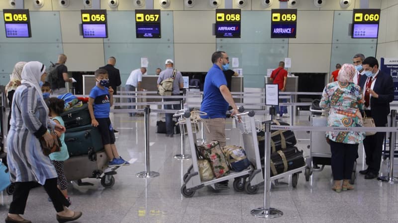 Des passagers à l'aéroport d'Alger le 1er juin 2021.