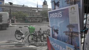 Des barrières installées à Paris pour la cérémonie d'ouverture des JO 2024, prévue le 26 juillet. 