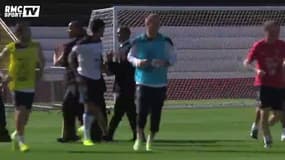 Football / Un supporter enlace Mangala à l'entraînement - 28/06