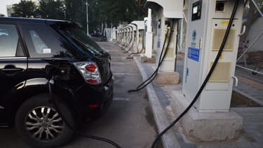 Parmi les fabricants de batteries, les géants chinois BYD et CATL (qui compte pour clients Volkswagen, Ford, Daimler...) s'appuient sur leur colossal marché intérieur.