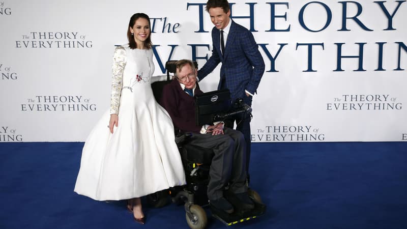 Stephen Hawking avec les acteurs Eddie Redmayne et Felicity Jones.