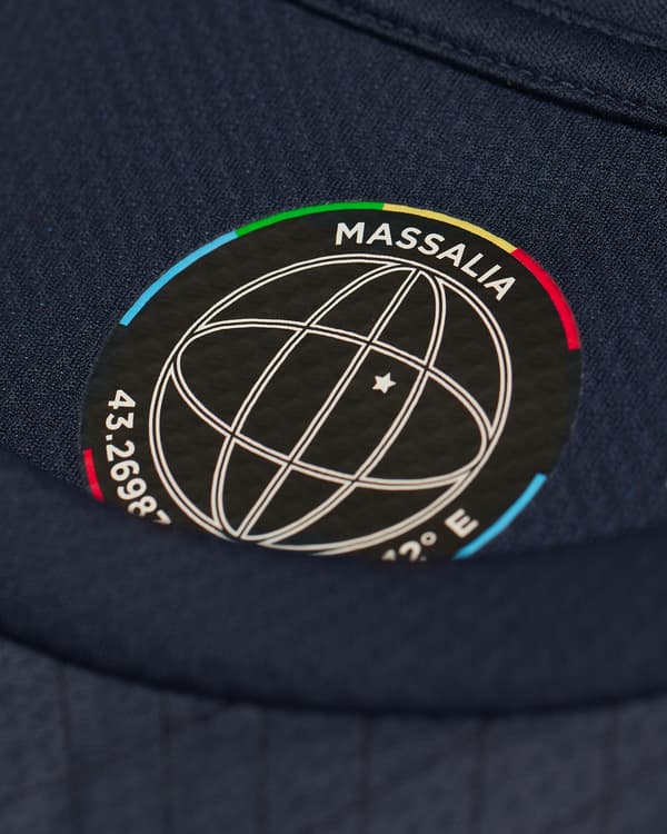 Le logo à l'intérieur du nouveau maillot extérieur de l'OM