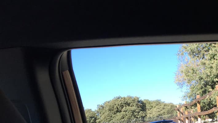 Avec des poignées placées dans les montants de portières, et avec une glace de custode, la visibilité est plus que réduite depuis les places arrière. Avec des poignées placées dans les montants de portières, et avec une glace de custode, la visibilité est plus que réduite depuis les places arrière.