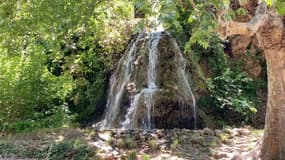 Une cascade tarie depuis 2010 coule de nouveau avec abondance en cette mi-mai 2024.