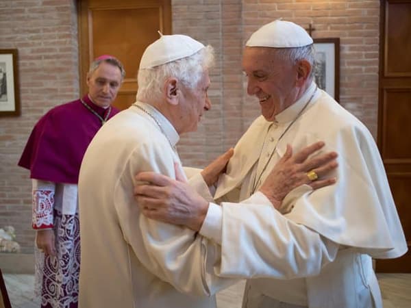 Benoit XVI et le pape François