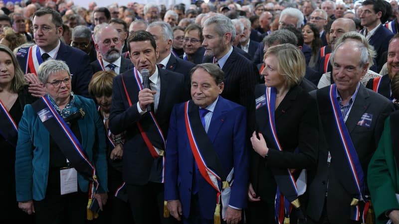 Budget 2025: des maires arborent des écharpes noires en signe de protestation au congrès de l'AMF