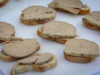 Du foie gras sur des toasts pendant le Salon de l'agriculture le 2 octobre 2023