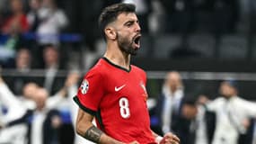 Bruno Fernandes célèbre la victoire du Portugal contre la Slovénie à l'Euro, le 1er juillet 2024