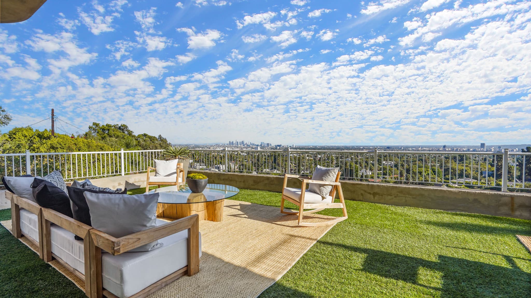 Sans vis-à-vis, la villa dispose d'une vue imprenable sur Hollywood. 