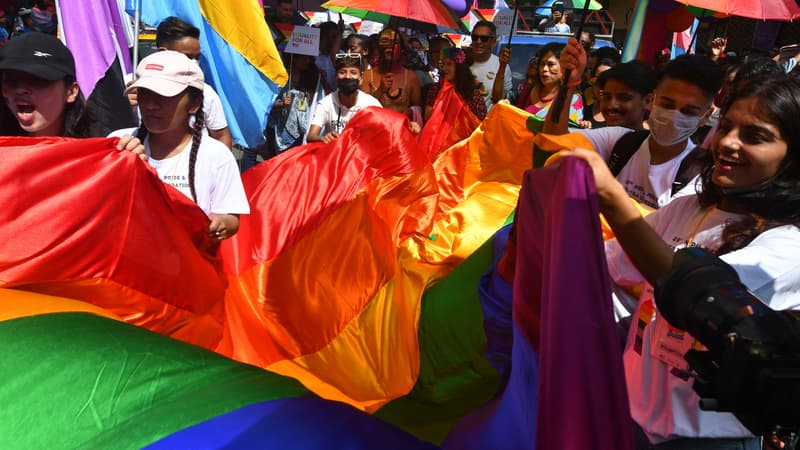 Des membres de la communauté lesbienne, gay, bisexuelle et transgenre (LGBT) du Népal participent à un défilé de la fierté à Katmandou, le 12 août 2022.