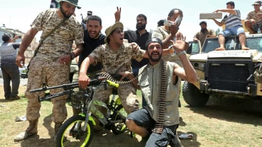 Des combattants loyaux au Gouvernement libyen d’union national (GNA), reconnu par l’ONU, célèbrent la reprise de la ville de Tarhouna, à environ 65 kilomètres au sud-est de Tripoli, aux forces du maréchal Haftar le 5 juin 2020 Des combattants loyaux au Gouvernement libyen d’union national (GNA), reconnu par l’ONU, célèbrent la reprise de la ville de Tarhouna, à environ 65 kilomètres au sud-est de Tripoli, aux forces du maréchal Haftar le 5 juin 2020