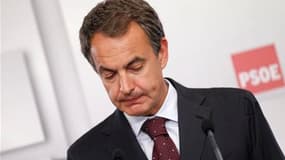 Le chef du gouvernement espagnol, José Luis Rodriguez Zapatero. Groggy, le Parti socialiste (PSOE) au pouvoir en Espagne se trouve lundi, au lendemain de sa lourde défaite aux élections régionales et municipales, devant un dilemme : répondre à la grogne s