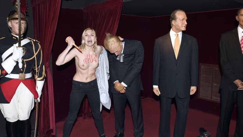 Une Femen "poignarde" la statue de Vladimir Poutine au musée Grévin le 5 juin 2014.
