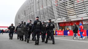 Les forces de police devant le stade Pierre-Mauroy avant le derby du Nord Lille-Lens le 29 mars 2024