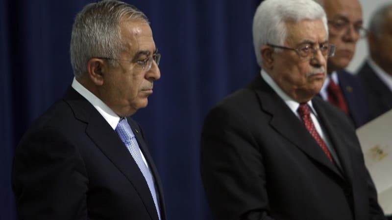 Le président palestinien Mahmoud Abbas (à droite) a accepté samedi la démission de son Premier ministre Salam Fayyad, rapporte l'agence de presse officielle palestinienne Wafa. /Photo prise le 16 mai 2012/REUTERS/Mohamad Torokman
