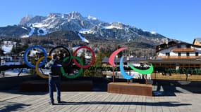 Les anneaux olympiques à Cortina d'Ampezzo en janvier 2025