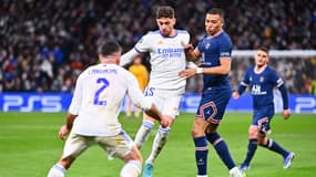 Federico Valverde au duel avec Kylian Mbappé