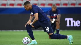 Kylian Mbappé, genou à terre avant France-pays de Galles