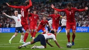 Raheem Sterling au sol lors du match Angleterre-Danemark