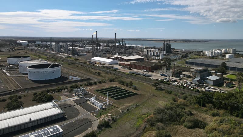Les automobilistes sont invités à ne pas se ruer sur les pompes: une raffinerie australienne qui fournit 10% du carburant du pays touchée par un violent incendie