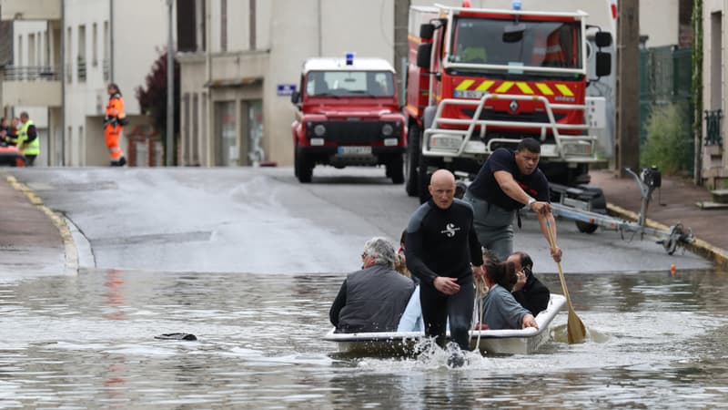 Les secours évacuent des habitants de Souppes-sur-Loing, au sud-est de Paris, mercredi 1er juin 2016. 